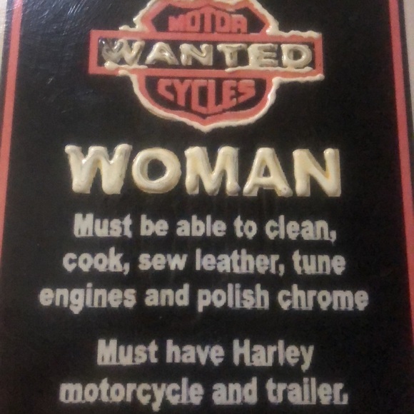 “Wanted” woman painted onto Arturo Fuente cigar box by hand. - Picture 6 of 10